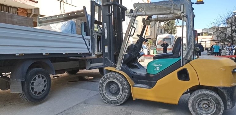 Geri manevra yapan kamyonetin altında kalan kadının acı sonu