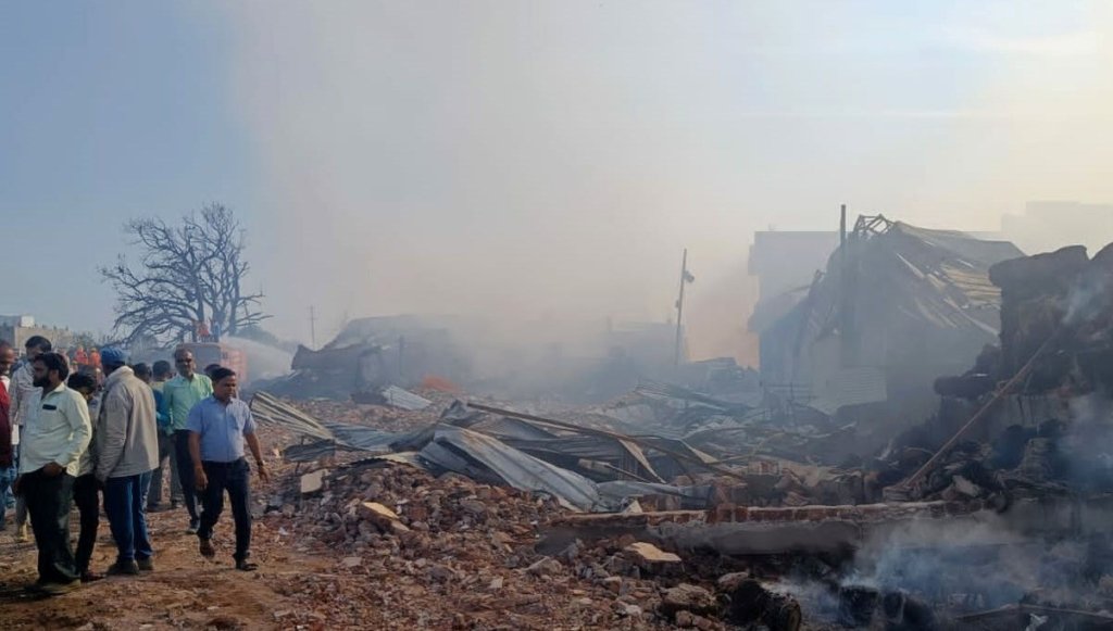Hindistan’da kaçak havai fişek fabrikasında patlama: 11 ölü