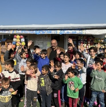 6 Şubat depremlerinin 1. yılı | Evi ve dükkanı yıkılınca konteyner kentin bakkal amcası oldu