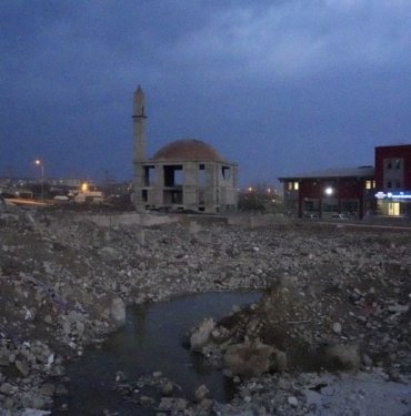 Nurdağı’nda depremde yıkılan bir mahallede bir tek cami ayakta kaldı