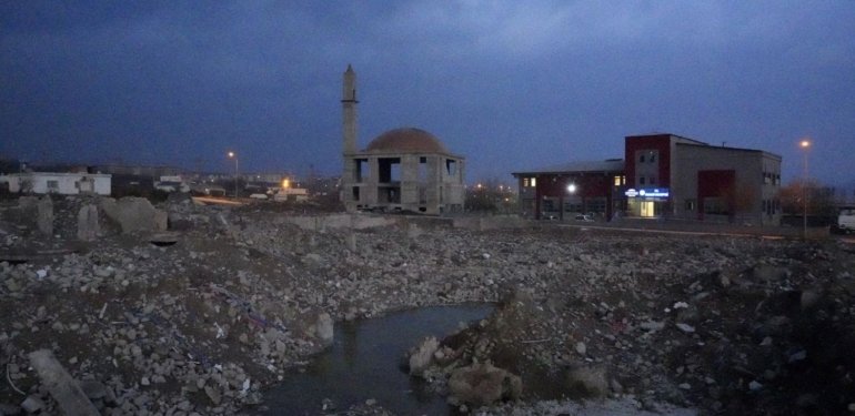 Nurdağı’nda depremde yıkılan bir mahallede bir tek cami ayakta kaldı