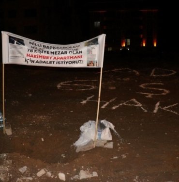 78 kişiye mezar olan Hakimbey Apartmanında anma etkinliği