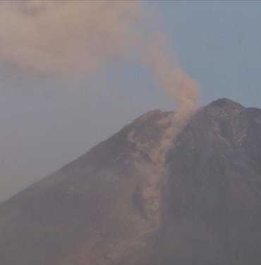 Endonezya’daki Semeru Yanardağı patladı