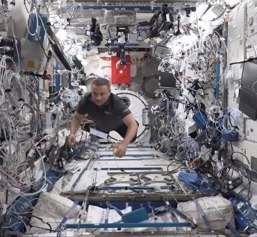 Türkiye’nin ilk astronotu Alper Gezeravcı’dan deney videosu
