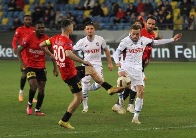 Trabzonspor öldü öldü dirildi! Gençlerbirliğini uzatmalarda attığı golle kupa dışına itti ve adını bir üst tura yazdırdı