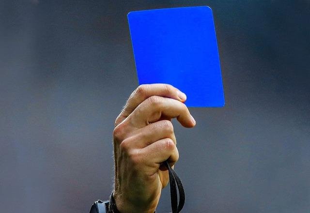 Futbolda mavi kart dönemi başlıyor! Tüm taktikler değişiyor, hakemi aldatmak isteyen oyuncular yandı…