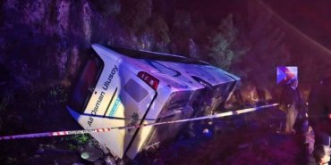 Antalya’da yolcu otobüsü devrildi: 1’i ağır 20 yaralı