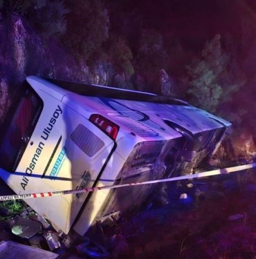 Antalya’da yolcu otobüsü devrildi: 1’i ağır 20 yaralı