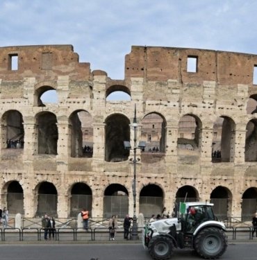 İtalyan çiftçilerden Roma’da sembolik protesto konvoyu