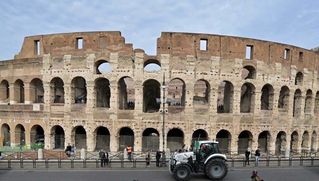 İtalyan çiftçilerden Roma’da sembolik protesto konvoyu