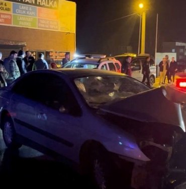 Alkollü sürücü yol ayrımındaki direğe çarptı: 3 arkadaş otomobilde sıkıştı