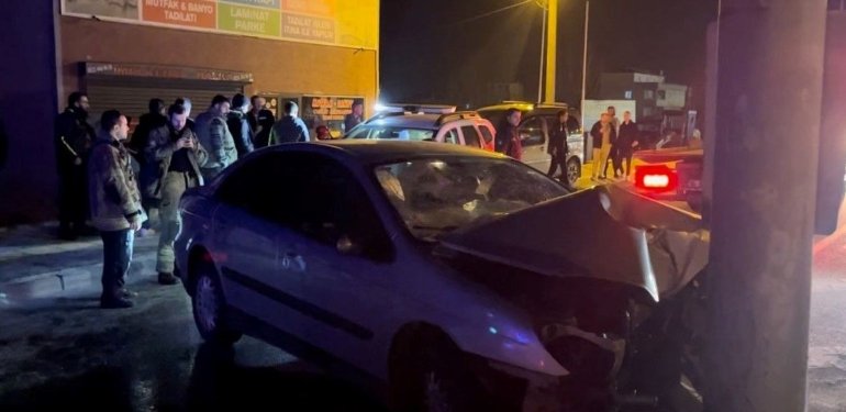 Alkollü sürücü yol ayrımındaki direğe çarptı: 3 arkadaş otomobilde sıkıştı