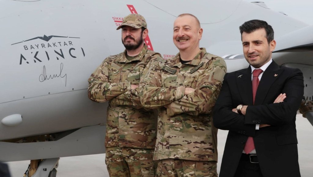 Aliyev ve Selçuk Bayraktar’dan Azerbaycan Hava Kuvvetleri’ne ziyaret: Akıncı TİHA’ların uçuşunu izlediler