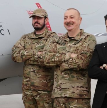 Aliyev ve Selçuk Bayraktar’dan Azerbaycan Hava Kuvvetleri’ne ziyaret: Akıncı TİHA’ların uçuşunu izlediler