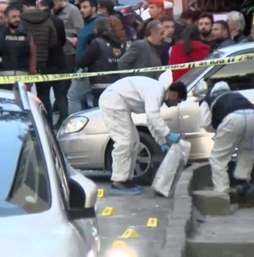 AK Parti Küçükçekmece Belediye Başkanı Adayı Aziz Yeniay’ın seçim çalışmasında silahlı saldırı: 1 kişi yaralandı