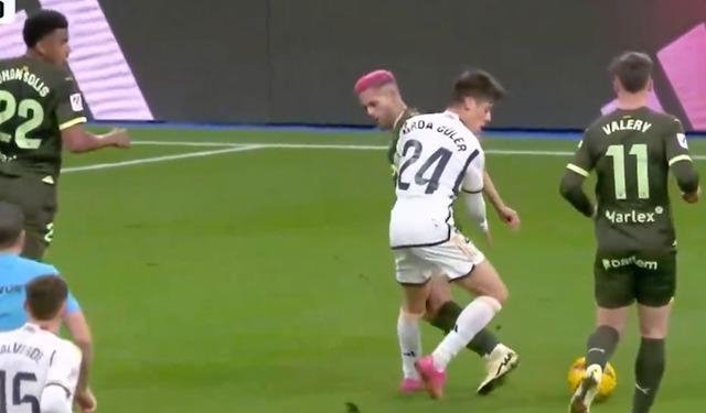 Arda Güler, Real Madrid formasıyla penaltı aldı! Topun başına geçmek istedi fakat… Sosyal medya yıkılıyor!