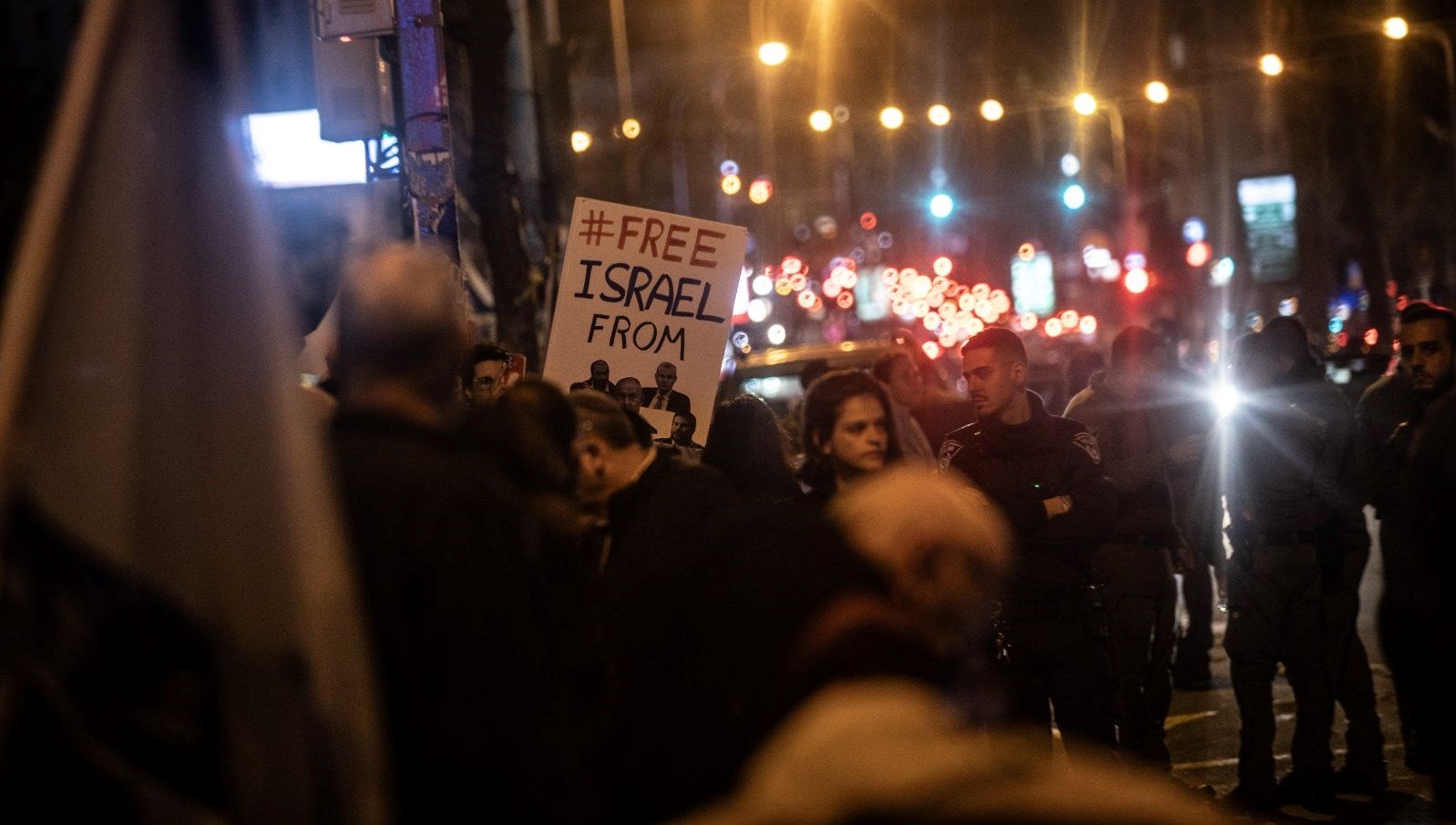 Gazze’deki İsrailli esirlerin yakınları otoyolu kapattı: “Suçlular hükümeti”