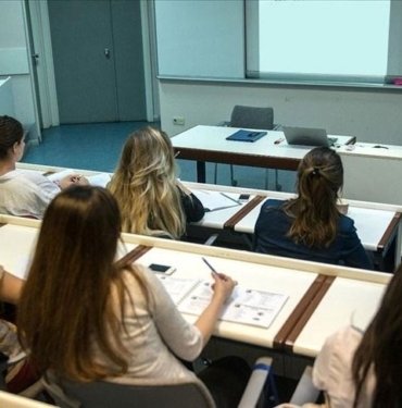 Üniversiteli kızlar erkek öğrencileri solladı