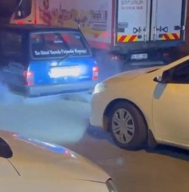 Pendik’te lastik yakmalı asker eğlencesi