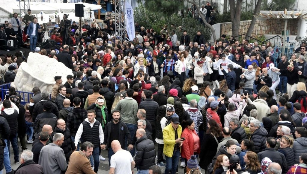 Bodrum’da 100 metrelik hamsi kuyruğu