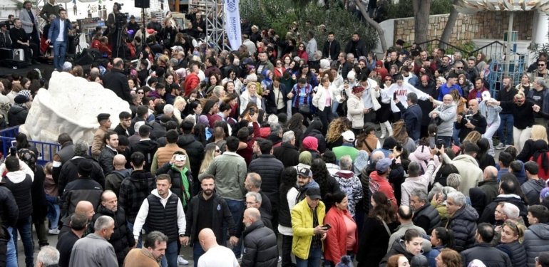 Bodrum’da 100 metrelik hamsi kuyruğu