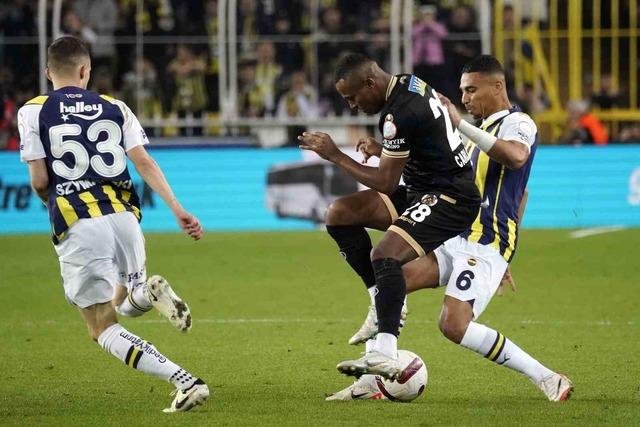 Fenerbahçe öne geçse de üstünlüğünü koruyamadı! Sarı-Lacivertliler Alanyaspor ile 2-2 berabere kaldı, liderliği Galatasaray