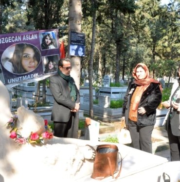 9 yıl önce katledilen Özgecan mezarı başında anıldı