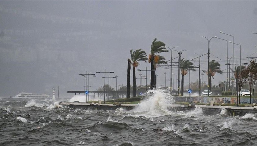 İzmir’de vapur seferleri fırtına engeli