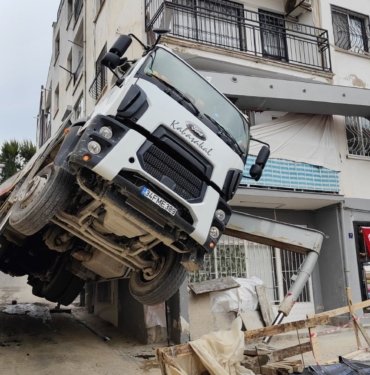 Kuşadası’nda ilginç görüntü: Beton dökme aracı şaha kalktı