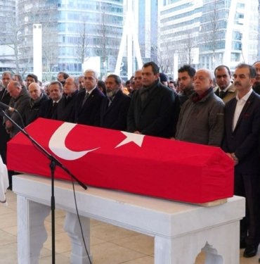 Eski Devlet Bakanı Yılmaz Karakoyunlu son yolculuğuna uğurlandı