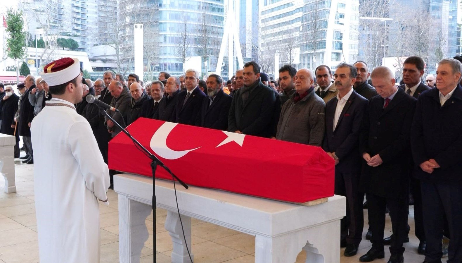 Eski Devlet Bakanı Yılmaz Karakoyunlu son yolculuğuna uğurlandı