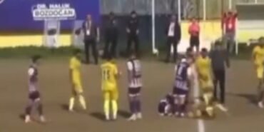 Maçta çok ilginç anlar: Kadın hakem itekledi, futbolcu yerde defalarca yuvarlandı
