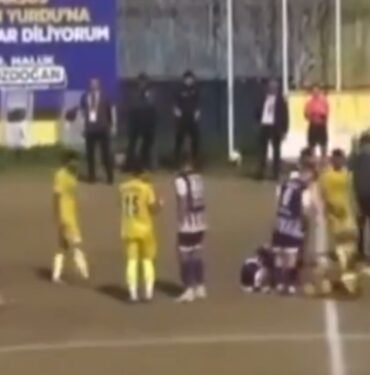 Maçta çok ilginç anlar: Kadın hakem itekledi, futbolcu yerde defalarca yuvarlandı