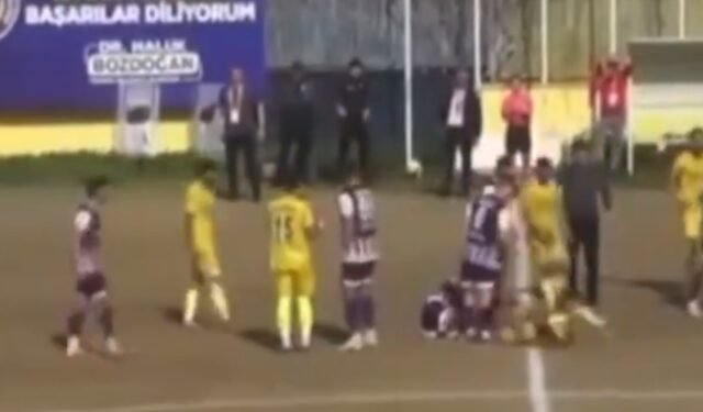 Maçta çok ilginç anlar: Kadın hakem itekledi, futbolcu yerde defalarca yuvarlandı