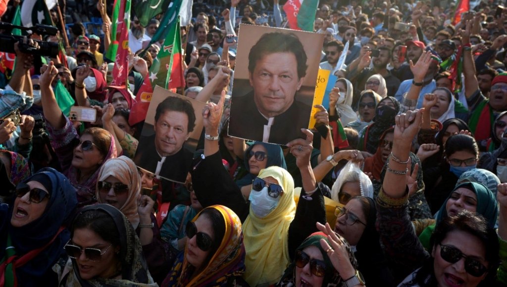 Pakistan’da seçim krizi: Han destekçileri yeniden sokakta