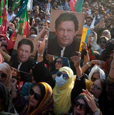 Pakistan’da seçim krizi: Han destekçileri yeniden sokakta