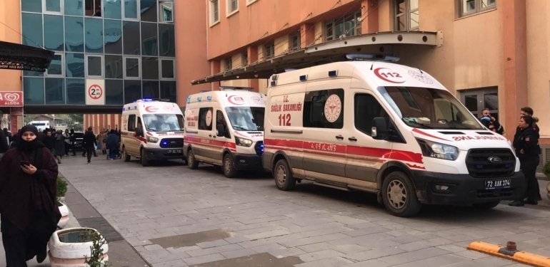 İşçileri taşıyan minibüs ile kamyonet çarpıştı: 15 yaralı