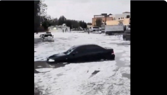 Çölde dolu yağdı: Birleşik Arap Emirlikleri’nde şiddetli yağış kamerada