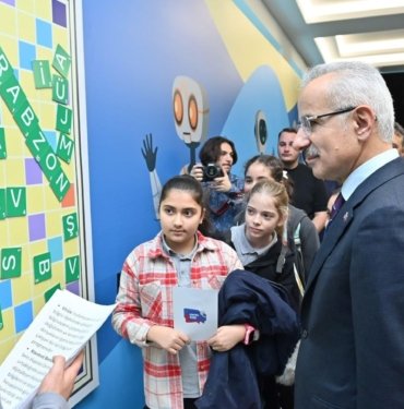 Güvenli İnternet Günü’nde Bakan Uraloğlu’ndan ailelere çağrı: Çocuklarınızı internette yalnız bırakmayın