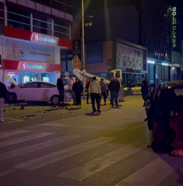 Otomobiller kafaya kafaya çarpıştı: 6 yaralı