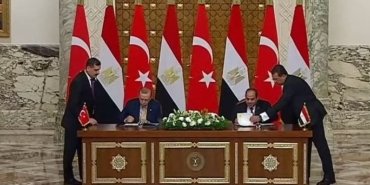 Cumhurbaşkanı Erdoğan Kahire’de: “Ticaret hacmini kısa süre içerisinde 15 milyar dolara çıkarmak için mutabık kaldık”