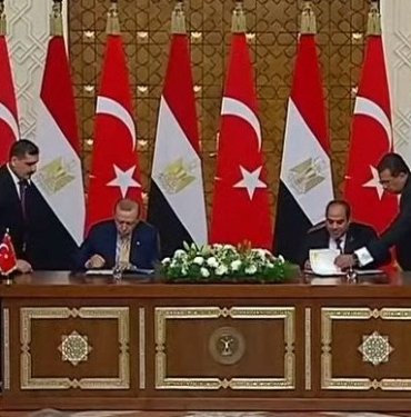 Cumhurbaşkanı Erdoğan Kahire’de: “Ticaret hacmini kısa süre içerisinde 15 milyar dolara çıkarmak için mutabık kaldık”