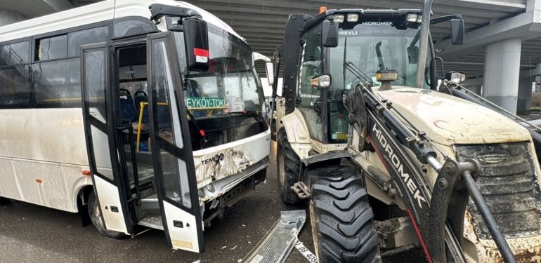 Düzce’de halk otobüsü iş makinesi ile çarpıştı: 8 yaralı