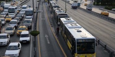 Bahçelievler’de seyir halindeki metrobüste yangın