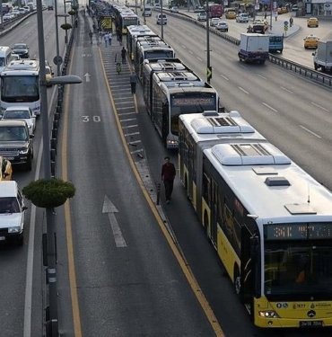 Bahçelievler’de seyir halindeki metrobüste yangın
