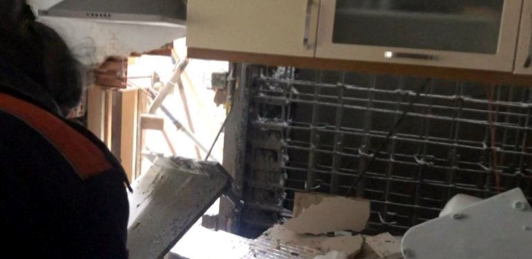 Beton mikseri evin duvarını deldi