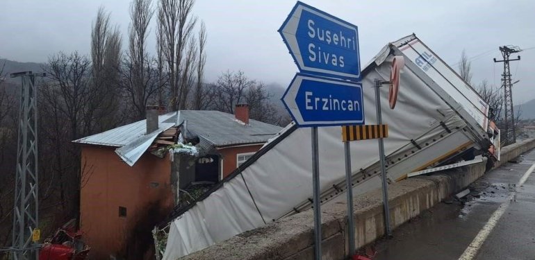 Sivas’ta ilginç olay: Üzerine sürekli kamyon ve TIR uçuyor
