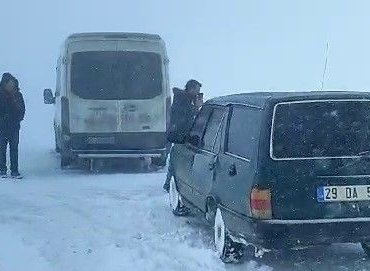 Palandöken geçidinde mahsur kaldılar