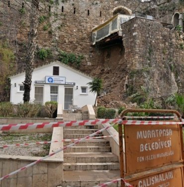 Tarihi Kaleiçi’ndeki surlar yıkıldı