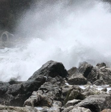 Zonguldak’ta fırtına: Dalgalar mendireği dövdü